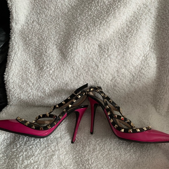 🔥Hot pink Valentino Studded heels 39.5🔥 - Picture 3 of 4
